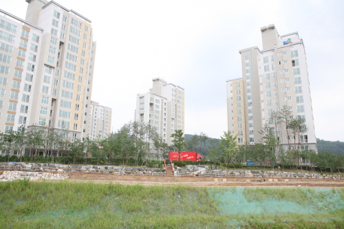 광교신도시 입주가 본격화되면서 오피스텔과 상가 등 주변 수익형 투자상품도 주목받고 있다. 사진은 지난달 30일부터 첫 입주가 시작된 광교신도시 내 A5블럭 한양수자인(214가구) 전경.