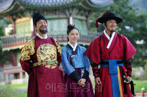 탤런트 신세경, 장혁, 한석규가 9일 오후 서울 세종로 경복궁 내 향원정에서 진행된 SBS사극 '뿌리 깊은 나무' 현장공개에 참석해 포즈를 취하고 있다. 박해묵 기자/mook@heraldm.com\r\n탤런트 신세경, 장혁, 한석규가 9일 오후 서울 세종로 경복궁 내 향원정에서 진행된 SBS사극 '뿌리 깊은 나무' 현장공개에 참석해 포즈를 취하고 있다. 박해묵 기자/mook@heraldm.com