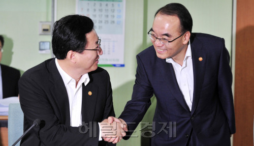 박재완 기획재정부 장관이 10일 오전 정부과천청사 기획재정부에서 열린 경제정책조정회의에서 최중경 지식경제부장관과 인사를 나누고 있다. <br />김명섭 기자 msiron@\r\n박재완 기획재정부 장관이 10일 오전 정부과천청사 기획재정부에서 열린 경제정책조정회의에서 최중경 지식경제부장관과 인사를 나누고 있다. \n김명섭 기자 msiron@\r\n정부는 10일 오전 과천청사 회의실에서 경제정책조정회의를 열었다. 박재완(오른쪽) 기획재정부 장관이 최중경 지식경제부 장관과 회의 시작 전 만나 인사를 나누고 있다.  김명섭 기자/msiron@