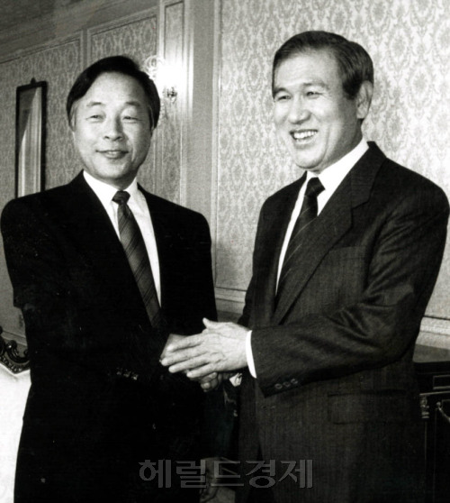 노태우 전 대통령이 오랜 침묵을 깨고 1992년 대선 당시 김영삼 후보에게 3000억원을 지원했다고 밝혀 파문이 확산되고 있다. 사진은 노 전 대통령과 당시 김영삼 민자당 총재가 다정하게 악수하는 모습.  [헤럴드미디어DB]