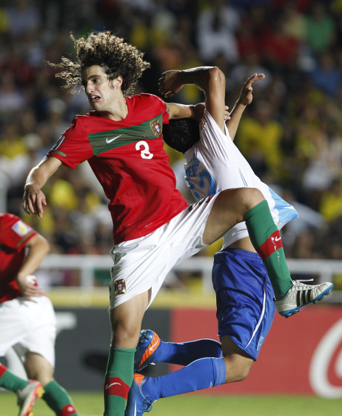 <YONHAP PHOTO-0728> Portugal's Tiago Ferreira, left, and Guatemala's Jose Melgar go for a header during their U-20 World Cup round of 16 soccer match in Cali, Colombia, Tuesday Aug. 9, 2011. (AP Photo/Fernando Vergara)/2011-08-10 10:00:03/ <저작권자 ⓒ 1980-2011 ㈜연합뉴스. 무단 전재 재배포 금지.>\r\nPortugal’s Tiago Ferreira (left) and Guatemala’s Jose Melgar vie for the ball.  AP-Yonhap News