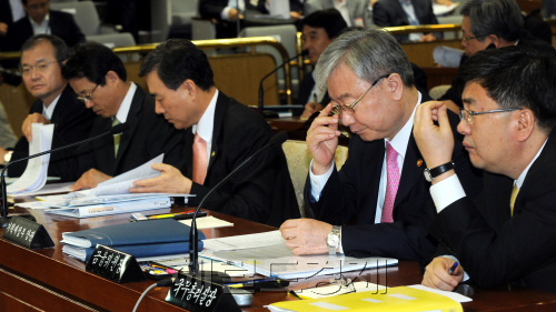 10일 국회에서 열린 저축은행 국조특위. 박현구 기자phko@heraldm.com 2011.08.10\r\n10일 국회에서 열린 저축은행 국조특위. 박현구 기자phko@heraldm.com 2011.08.10\r\n글로벌 금융위기로 재정건정성에 대한 중요성이 새삼 부각되고 있는 가운데 10일 국회에서 열린 저축은행 국조특위에서 기획재정부와 금융위원회 관계자들이 선심성 입법에 대해 강력하게 반발하고 있다.  박현구 기자/phko@heraldm