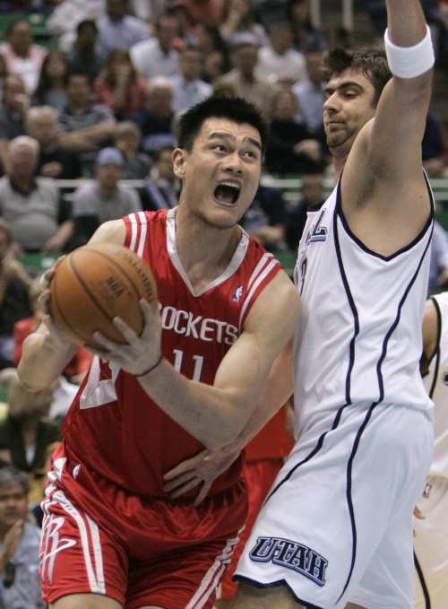 <YONHAP PHOTO-1447> FILE - In this May 3, 2007 file photo, Houston Rockets center Yao Ming (11), of China, swings around Utah Jazz center Mehmet Okur, of Turkey, during the first quarter of their NBA playoff basketball game in Salt Lake City. Yao has made it official, telling a packed news conference in his hometown Wednesday, July 20, 2011 that a series of injuries have forced him to retire from basketball. (AP Photo/Douglas C. Pizac, File)/2011-07-20 15:11:31/ <저작권자 ⓒ 1980-2011 ㈜연합뉴스. 무단 전재 재배포 금지.>\r\nFormer NBA All-Star Yao Ming   AP-Yonhap News