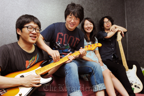 인디밴드 눈뜨고 코베인. 박현구 기자phko@heraldm.com 2011.07.25\r\nNunco Band members, minus drummer Parang, pose for a photograph before an interview in Seoul: (From left) Mokmala on guitar, Slpny on bass, Yonrimog on keyboards and Kkamakgui on vocals.  Park Hyun-koo/The Korea Herald