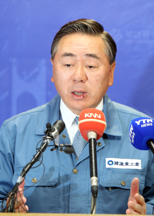 <YONHAP PHOTO-0929> 입장 밝히는 조남호 한진중공업 회장 (부산=연합뉴스) 오수희 기자 = 조남호 한진중공업 회장이 10일 오전 부산시청에서 대국민 호소문을 발표하고 있다. 2011.8.10 osh9981@yna.co.kr/2011-08-10 11:36:51/ <저작권자 ⓒ 1980-2011 ㈜연합뉴스. 무단 전재 재배포 금지.>\r\nCho Nam-ho, chairman of Hanjin Heavy Industries & Construction, makes a statement on the strikes and labor protests against its large-scale layoffs in Busan City Hall, Wednesday. Yonhap News
