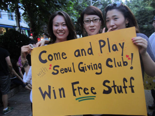 KKOOM logo\r\nSeoul Giving Club volunteers (from left) Kim Na-yeon, Helen Kim and Kim Mi-young.    Seoul Giving Club