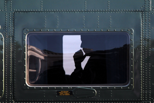<YONHAP PHOTO-0550> President Barack Obama is seen silhouetted inside Marine One helicopter during his arrival on the South Lawn of the White House, Tuesday, Aug. 9, 2011 in Washington. Obama made an unannounced trip to Dover Air Force Base in Dover, Delaware, to pay tribute to the 30 U.S. troops killed over the weekend in Afghanistan. (AP Photo/Pablo Martinez Monsivais)/2011-08-10 07:55:17/ <저작권자 ⓒ 1980-2011 ㈜연합뉴스. 무단 전재 재배포 금지.>\r\nPresident Barack Obama arrives at the White House in a helicopter on Tuesday.  AP-Yonhap News