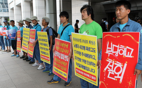 <YONHAP PHOTO-0747> 한진중공업 정리해고 철회 시위 (부산=연합뉴스) 조정호 기자 = 조남호 한진중공업 회장이 10일 오전 한진중공업 사태와 관련한 대국민 호소문을 발표한 부산시청 앞에서 민주노총 조합원들이 정리해고 철회를 요구하는 피켓들고 시위를 벌이고 있다. 2011.8.10. ccho@yna.co.kr/2011-08-10 10:11:46/ <저작권자 ⓒ 1980-2011 ㈜연합뉴스. 무단 전재 재배포 금지.>\r\nMembers of the Korean Confederation of Trade Unions hold placards urging Hanjin Heavy Industries & Construction to rescind its massive layoffs in front of Busan City Hall, Wednesday.  Yonhap News