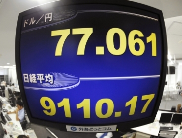 A monitor screen flashes a U.S. dollar-Japanese yen exchange rate, above, and the Nikkei stock average at a foreign exchange firm in central Tokyo on Wednesday. Asian stock markets jumped Wednesday following a surge on Wall Street prompted by an unprecedented pledge from the U.S. Federal Reserve to keep interest rates super low for the next two years. (AP-Yonhap News)