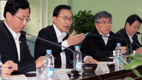 <YONHAP PHOTO-1419> 李대통령, 금융위기 비상대책회의 주재 (서울=연합뉴스) 김병만 기자 = 이명박 대통령이 10일 오후 경기도 과천 기획재정부 청사에서 열린 `금융시장 위기관리를 위한 비상대책회의'에서 국내 금융불안 해소대책을 논의하고 있다. 2011.8.10 kimb01@yna.co.kr/2011-08-10 15:27:32/ <저작권자 ⓒ 1980-2011 ㈜연합뉴스. 무단 전재 재배포 금지.>\r\nPresident Lee Myung-bak gestures during his unscheduled visit to the Finance Ministry in Gwacheon, south of Seoul, Wednesday. \r\n Yonhap News