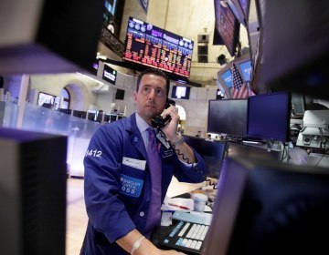 Specialist Stephen D'Agostino works at his post on the floor of the New York Stock Exchange. (AP-Yonhap News)