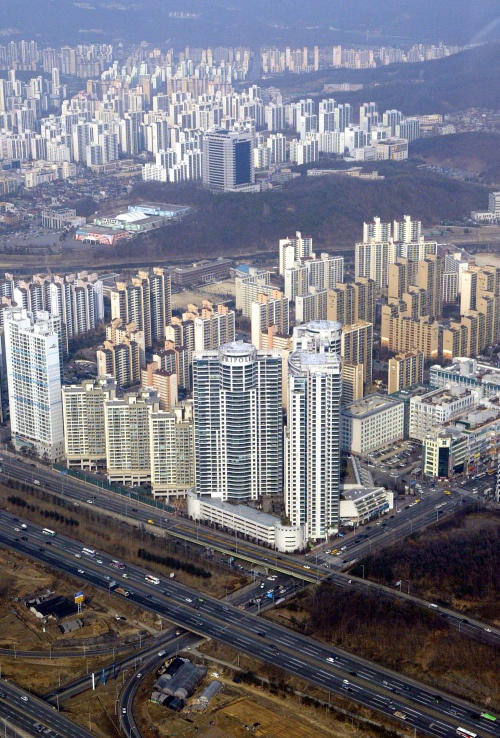 분당, 판교 등 개통 예정역 인근 아파트 전셋값이 치솟는 등 신분당선 개통을 한 달 앞두고 이 일대 부동산 시장이 술렁이고 있다. 사진은 분당신도시 정자동 일대 아파트 단지 전경.