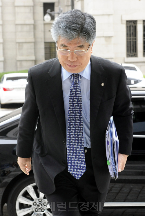 미국과 유럽증시가 폭락한 여파로 국내 외환시장이 패닉 상태에 빠져 있는 가운데 김중수 한국은행 총재가 11일 오전 서울 남대문로 한국은행에서 열리는 8월 금융통화위원회에 참석하기 위해 출근하고 있다. 박해묵 기자/mook@heraldm.com\r\n미국과 유럽증시가 폭락한 여파로 국내 외환시장이 패닉 상태에 빠져 있는 가운데 김중수 한국은행 총재가 11일 오전 서울 남대문로 한국은행에서 열리는 8월 금융통화위원회에 참석하기 위해 출근하고 있다. 박해묵 기자/mook@heraldm.com