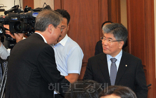 11일 남대문로 한국은행에서 열린 8월 금융통화위원회에 참석한 김중수 한국은행총재가 임종률 차관과 악수를 나누고 있다.  박해묵 기자/mook@heraldm.com\r\n11일 남대문로 한국은행에서 열린 8월 금융통화위원회에 참석한 김중수 한국은행총재가 임종률 차관과 악수를 나누고 있다.  박해묵 기자/mook@heraldm.com