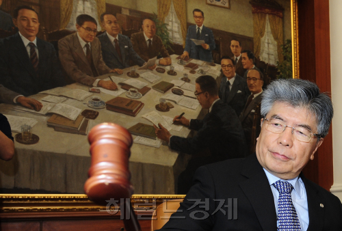 미국과 유럽증시가 폭락한 여파로 국내 외환시장이 패닉 상태에 빠져 있는 가운데 11일 오전 서울 남대문로 한국은행에서 열린 8월 금융통화위원회에 참석한 김중수 한국은행총재가 심각한 표정으로 회의 준비를 하고 있다. 박해묵 기자/mook@heraldm.com\r\n미국과 유럽증시가 폭락한 여파로 국내 외환시장이 패닉 상태에 빠져 있는 가운데 11일 오전 서울 남대문로 한국은행에서 열린 8월 금융통화위원회에 참석한 김중수 한국은행총재가 심각한 표정으로 회의 준비를 하고 있다. 박해묵 기자/mook@heraldm.com