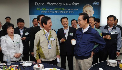 11일 대구광역시 성서산업단지공단 내 한 중소기업을 방문한 이명박대통령이 공단 입주 중소기업 간담회에 앞서 참석자들과 환담하고 있다.청와대사진기자단/2011.8.11/\r\n11일 대구광역시 성서산업단지공단 내 한 중소기업을 방문한 이명박대통령이 공단 입주 중소기업 간담회에 앞서 참석자들과 환담하고 있다.청와대사진기자단/2011.8.11/