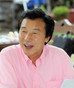 손학규, 민주당 국회의원/孫의 휴가길…한 손엔 ‘아프니까 청춘이다’