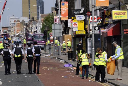 <YONHAP PHOTO-1984> Volunteers (R) clean London road in Croydon, south of London, on August 10, 2011, following riots in the area on Monday night. Prime Minister David Cameron said a "fightback" was underway Wednesday after four nights of violent riots as he authorised police to use water cannon for the first time in mainland Britain. AFP PHOTO / MIGUEL MEDINA /2011-08-10 21:03:18/ <저작권자 ⓒ 1980-2011 ㈜연합뉴스. 무단 전재 재배포 금지.>\r\nVolunteers (right) clean up in Croydon, south of London, on Wednesday, following riots in the area.  AFP-Yonhap News
