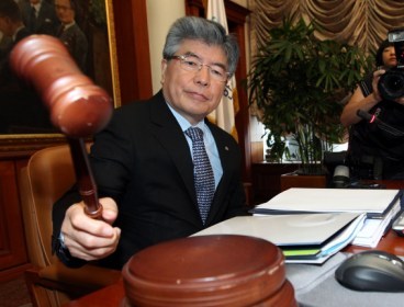B김중수, 한국은행 (총재), 동아시아 태평양 중앙은행 총재회의 (의장)/BOK freezes key rate at 3.25 pct for 2nd month/(연합)ank of Korea Governor Kim Choong-soo (Yonhap News)