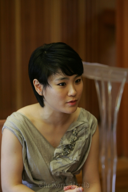 Cellist-conductor Chang Han-na speaks during a press conference promoting her third annual musical event, “Cellist Chang Han-na’s Absolute Classic” at Maiim Vision Village in Yeoju, Gyeonggi Province, Thursday.  Seongnam Cultural Foundation