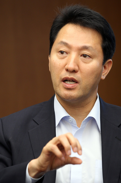 <YONHAP PHOTO-0806> 인터뷰하는 오세훈 서울시장 (서울=연합뉴스) 신준희 기자 = 오세훈 서울시장이 11일 서울시청 집무실에서 가진 연합뉴스와의 인터뷰에서 "이번 주민투표는 `과잉 복지'로 가느냐, `지속가능한 복지'로 가느냐의 갈림길에서 유권자의 힘으로 선택을 결정하는 투표"라며 서울시 무상급식 주민투표에 대한 의견을 밝히고 있다. 2011.8.11 hama@yna.co.kr/2011-08-11 08:21:58/ <저작권자 ⓒ 1980-2011 ㈜연합뉴스. 무단 전재 재배포 금지.>\r\nOh Se-hoon