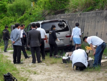 Police investigators examine a car in which four people were found dead in an apparent Internet-based group suicide, in Seongju, North Gyeongsang Province, on June 2. (Yonhap News)