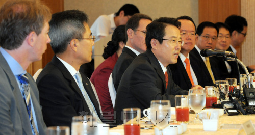 12일 오전 서울 명동 은행회관에서 권혁세 금융감독원장이 외국계 금융사 CEO들과 간담회를 갖고 국내 금융시장이 큰 동요가 없음을 강조하며 금융시장 안정을 위한 협조를 당부하고 있다./ 안훈기자 rosedale@ 2011.08.12\r\n12일 오전 서울 명동 은행회관에서 권혁세 금융감독원장이 외국계 금융사 CEO들과 간담회를 갖고 국내 금융시장이 큰 동요가 없음을 강조하며 금융시장 안정을 위한 협조를 당부하고 있다./ 안훈기자 rosedale@ 2011.08.12\r\n권혁세 금융감독원장은 12일 오전 서울 명동 은행회관에서 외국계 금융회사 CEO들과 간담회를 가졌다. 이날 권 원장은 일부 외국계증권사의 자의적인 보고서 발표 등 문제점을 지적하고 금융시장 안정을 위한 협조를 당부했다.  안훈 기자/rosedale@