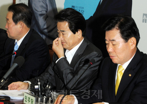 민주당 정동영 최고위원이 12일 국회에서 최고위원회의를 주재하며 한진중공업의 조속한 해결을 촉구하고 있다. 박현구 기자phko@heraldm.com