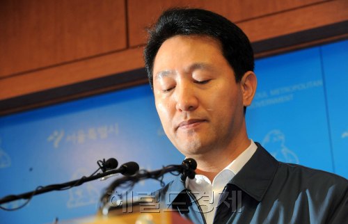 12일 오전 오세훈 무상급식 주민투료 관련 입장표명 기자회견._서울시 별관 브리핑룸/ 안훈기자 rosedale@ 2011.08.12\r\n12일 오전 오세훈 무상급식 주민투료 관련 입장표명 기자회견._서울시 별관 브리핑룸/ 안훈기자 rosedale@ 2011.08.12\r\n오세훈 서울시장이 12일 오전 서울시청 브리핑실에서 오는 24일 실시될 ‘무상급식 주민투표’와 관련, 2012년 대선 불출마 입장을 밝히고 있다.   안훈 기자/rosedale@