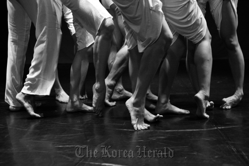 A scene from Arzid Modern Dance Company’s show in “New Concept Performing Arts Festival.”        HanPAC