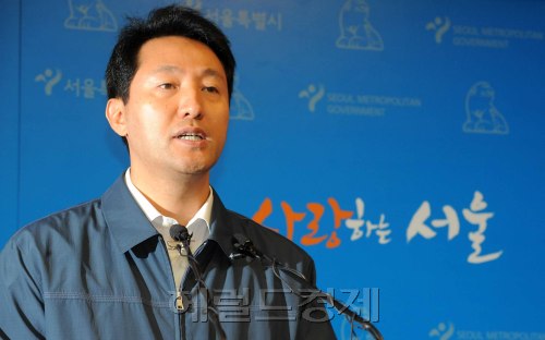12일 오전 오세훈 무상급식 주민투료 관련 입장표명 기자회견._서울시 별관 브리핑룸/ 안훈기자 rosedale@ 2011.08.12\r\nSeoul Mayor Oh Se-hoon speaks on the free school lunch referendum at a press conference Friday.  Ahn Hoon/The Korea Herald