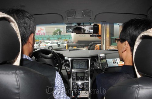 택시블랙박스.<br />이상섭기자 babtong@heraldm.com 2011.08.11