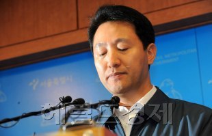 　오세훈 서울시장이 12일 오전 서울시청 브리핑실에서 오는 24일 실시될‘ 무상급식 주민투표’와 관련, 2012년 대선 불출마 입장을 밝히고 있다. 안훈 기자/rosedale@heraldm.com