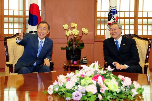<YONHAP PHOTO-0952> 반기문 사무총장, 외통부장관과 대화 (서울 사진공동취재단=연합뉴스) 방한 중인 반기문 유엔 사무총장이 12일 오전 외교통상부를 방문, 김성환 외통부 장관과 대화를 하고 있다. 2011.8.12/2011-08-12 14:54:17/ <저작권자 ⓒ 1980-2011 ㈜연합뉴스. 무단 전재 재배포 금지.>\r\nU.N. Secretary-General Ban Ki-moon smiles with Foreign Minister Kim Sung-hwan during a meeting at the Foreign Ministry on Friday.  Yonhap News