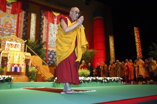 <YONHAP PHOTO-1422> Tibetan spiritual leader the Dalai Lama greets audience members prior to the session of Meditation, at the Zenith in Toulouse, Southwestern France, Saturday, Aug. 13, 2011. (AP Photo/Manuel Blondeau)/2011-08-13 20:26:55/ <저작권자 ⓒ 1980-2011 ㈜연합뉴스. 무단 전재 재배포 금지.>\r\nThe Dalai Lama greets audience members prior to a session of meditation in France on Saturday. AP-Yonhap News