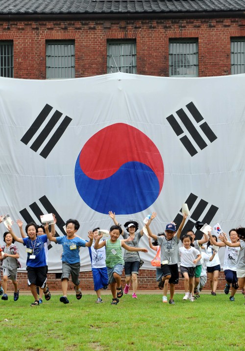 8월 15일 광복절을 하루 앞둔 14일 오전 많은 어린이들이 서대문형무소를 찾아 대형태극기 앞에서 만세를 부르고 있다.<br />이상섭 기자 babtong@heraldm.com 2011.08.14\r\n8월 15일 광복절을 하루 앞둔 14일 오전 많은 어린이들이 서대문형무소를 찾아 대형태극기 앞에서 만세를 부르고 있다.\n이상섭 기자 babtong@heraldm.com 2011.08.14