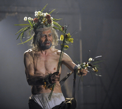 <YONHAP PHOTO-0739> In this photo provided by Lincoln Center, Greg Hicks performs in a scene from the Royal Shakespeare Company's production of "King Lear," during a rehearsal at the Park Avenue Armory, Friday, July 15, 2011 in New York. (AP Photo/Lincoln Center, Stephanie Berger)/2011-08-11 07:29:00/ <저작권자 ⓒ 1980-2011 ㈜연합뉴스. 무단 전재 재배포 금지.>\r\nIn this photo provided by Lincoln Center, Greg Hicks performs in a scene from the Royal Shakespeare Company’s production of “King Lear,” during a rehearsal at the Park Avenue Armory, July 15 in New York.  AP-Yonhap News