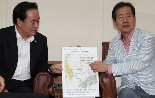 <YONHAP PHOTO-0865> 홍준표 "해병대 독도 주둔 정부와 협의 마쳐" (서울=연합뉴스) 백승렬 기자 = 한나라당 홍준표 대표는 14일 "독도에 현재 해안경비대가 주둔하고 있는 것을 해병대가 주둔하도록 정부에 요구한다"고 밝혔다. 홍 대표는 이날 낮 여의도 당사에서 이병석 의원 등과 함께 가진 기자간담회에서 "우리가 독도 문제에 대해 조용한 외교, 소극적 대응을 하는 시대를 넘어서 적극적으로 독도에 대한 영토 수호 의지를 확인해야 할 시점에 왔다고 본다"며 이같이 말했다. 이날 독도를 방문하려던 홍 대표는 현지 기상악화로 방문 계획을 취소했다. 2011. 8. 14 srbaek@yna.co.kr/2011-08-14 14:05:03/ <저작권자 ⓒ 1980-2011 ㈜연합뉴스. 무단 전재 재배포 금지.>\r\nGNP chairman Hong Joon-pyo (right) and Rep. Lee Byung-suk present their appeal to dispatch Marine Corps to Dokdo Islets at the party’s headquarters in Seoul, Sunday.  Yonhap News