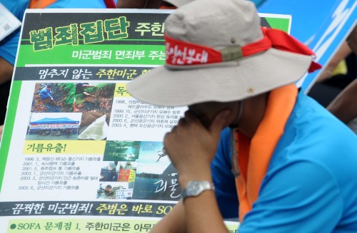 14일 오후 서울광장에서 진보적색채인 민주노총이 1만여명이 참석한 가운데 한진중공업 정리해고철회등 전국노동자 평화통일대회가 열렸다. 이상섭 기자 babtong@heraldm.com 2011.08.14\r\n14일 오후 서울광장에서 진보적색채인 민주노총이 1만여명이 참석한 가운데 한진중공업 정리해고철회등 전국노동자 평화통일대회가 열렸다. 이상섭 기자 babtong@heraldm.com 2011.08.14