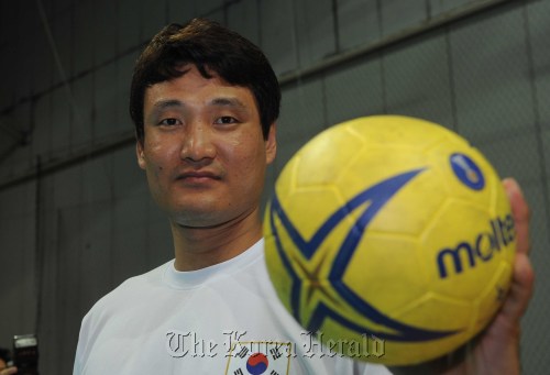 핸드볼선수 윤경신인터뷰.<br />이상섭 기자 babtong@heraldm.com 2011.08.09\r\nNational team handball player and coach Yoon Kyung-shin.  Lee Sang-sub / The Korea Herald