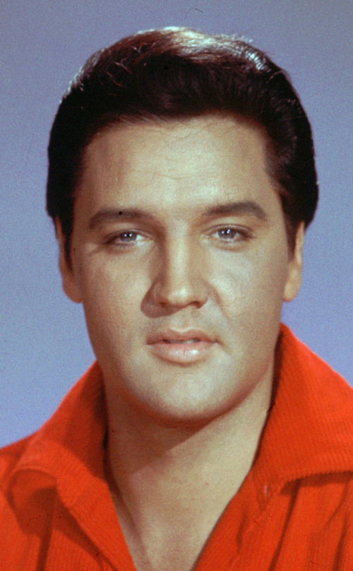 <YONHAP PHOTO-0075> FILE - This undated file photo shows Elvis Presley. Every year, thousands of Elvis devotees flock to Memphis to remember the singer's death on Aug. 16, 1977. The main event of "Elvis Week" is the solemn candlelight vigil at Graceland, his longtime home, at midnight Tuesday, Aug. 16, 2011. (AP Photo, File)/2011-08-15 05:55:32/ <저작권자 ⓒ 1980-2011 ㈜연합뉴스. 무단 전재 재배포 금지.>\r\nElvis Presley. Every year, thousands of Elvis devotees flock to Memphis to remember the singer’s death on Aug. 16, 1977.  AP-Yonhap News