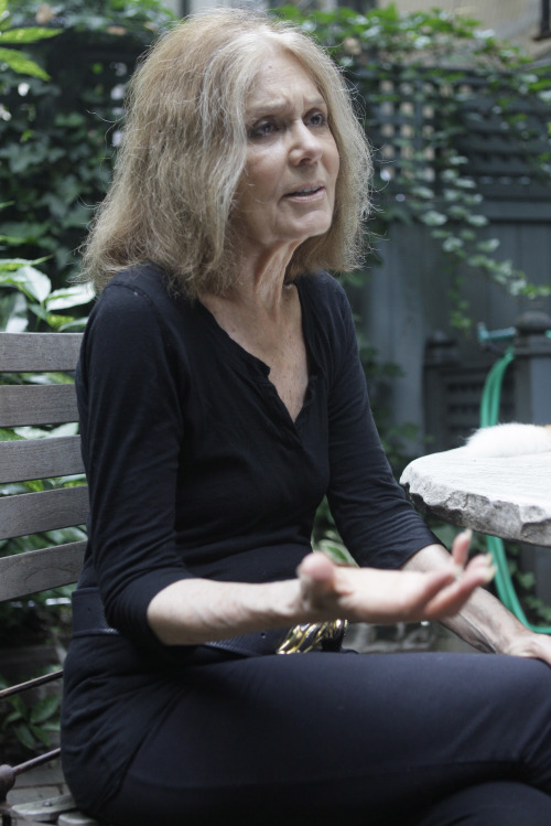 <YONHAP PHOTO-0211> In this Aug. 9 2011 photo, Gloria Steinem speaks during an interview with The Associated Press, in New York. Four decades after she helped found the women's movement, the feminist icon is in a reflective mode, writing a memoir and participating in an HBO documentary on her life. "Gloria: In Her Own Words" premieres Monday, Aug. 15, 2011, on HBO. (AP Photo/Mary Altaffer)/2011-08-15 06:42:39/ <저작권자 ⓒ 1980-2011 ㈜연합뉴스. 무단 전재 재배포 금지.>\r\nGloria Steinem. AP-Yonhap News