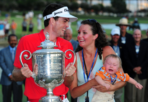 <YONHAP PHOTO-0359> JOHNS CREEK, GA - AUGUST 14: Keegan Bradley celebrates with the Wanamaker Trophy and his wife Madison and son Aiden after winning a three-hole playoff over Jason Dufner during the final round of the 93rd PGA Championship at the Atlanta Athletic Club on August 14, 2011 in Johns Creek, Georgia. Stuart Franklin/Getty Images/AFP== FOR NEWSPAPERS, INTERNET, TELCOS & TELEVISION USE ONLY == /2011-08-15 09:26:48/ <저작권자 ⓒ 1980-2011 ㈜연합뉴스. 무단 전재 재배포 금지.>\r\nKeegan Bradley celebrates with his wife Madison and son Aiden after winning the PGA Championship, Sunday.  AFP-Yonhap News