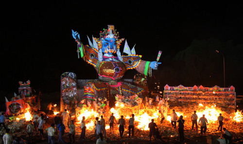 <YONHAP PHOTO-0279> Ethnic Chinese set fire to a 39-foot-tall paper-made statue of Chinese deity know as "Da Shi Ye," or Guardian God of Ghosts, during the ghost festival in Kajang, outside Kuala Lumpur, Malaysia, early Wednesday, Aug. 10, 2011. According to Chinese tradition, the seventh month in the Chinese lunar calendar is called the ghost month, in which ghosts and spirits are believed to come out from hell to visit earth. (AP Photo/Lai Seng Sin)/2011-08-10 05:34:32/ <저작권자 ⓒ 1980-2011 ㈜연합뉴스. 무단 전재 재배포 금지.>\r\nEthnic Chinese set fire to a 13-meter-tall paper statue of a Chinese deity know as “Da Shi Ye,” or Guardian God of Ghosts, during the ghost festival in Kajang, outside Kuala Lumpur, Malaysia, early Wednesday.  AP-Yonhap News