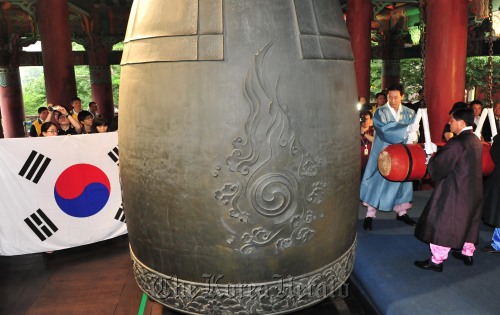 광복절인 15일 서울 보신각에서 오세훈 서울시장을 비롯한 참석자들이 보신각 타종을 하고 있다. 박해묵 기자/mook@heraldm.com\r\nOh Se-hoon (second from right) and other diginataries toll the bell at Bosingak in Jongno, downtown Seoul, Monday, marking the 66th anniversary of Korea’s independence from Japan.  Park Hae-mook/The Korea Herald