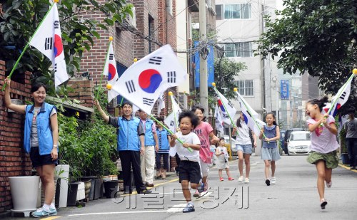 광복절을 맞은 15일 오전 서초구 양재2동 태극기 마을에서 통장들로 구성된 '태극기사랑 시민위원회'와 양재2동 주민센터 직원들이 지역 내 주택과 2,000여 세대에 태극기를 게양해 주고 있다. 박해묵 기자/mook@heraldm.com\r\n광복절을 맞은 15일 오전 서초구 양재2동 태극기 마을에서 통장들로 구성된 '태극기사랑 시민위원회'와 양재2동 주민센터 직원들이 지역 내 주택과 2,000여 세대에 태극기를 게양해 주고 있다. 박해묵 기자/mook@heraldm.com
