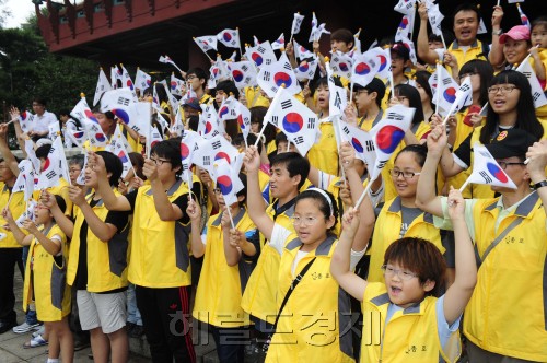 광복절을 맞은 15일 정오, 서울 종로구 보신각에서 제66주년 광복절 기념 타종행사가 열린 가운데 학생들이 태극기를 흔들며 만세를 부르고 있다. 박해묵 기자/mook@heraldm.com\r\n광복절을 맞은 15일 정오, 서울 종로구 보신각에서 제66주년 광복절 기념 타종행사가 열린 가운데 학생들이 태극기를 흔들며 만세를 부르고 있다. 박해묵 기자/mook@heraldm.com