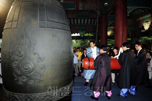 광복절을 맞은 15일 정오, 오세훈 서울시장을 비롯한 각계 인사들이 서울 종로구 보신각에서 제66주년 광복절 기념 타종행사를 가지고 있다. 박해묵 기자/mook@heraldm.com\r\n광복절을 맞은 15일 정오, 오세훈 서울시장을 비롯한 각계 인사들이 서울 종로구 보신각에서 제66주년 광복절 기념 타종행사를 가지고 있다. 박해묵 기자/mook@heraldm.com