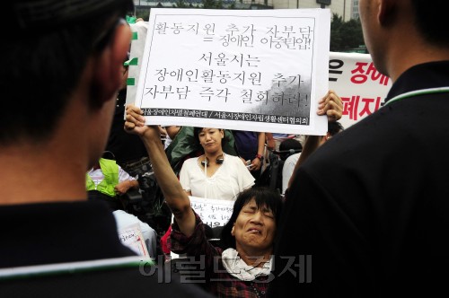 광복절을 맞은 15일 정오, 오세훈 서울시장을 비롯한 각계 인사들이 서울 종로구 보신각에서 제66주년 광복절 기념 타종행사를 가지고 있는 가운데 한 장애인단체에서 현 장애인정책에 대해 항의를 하며 개선책을 요구하고 있다. 박해묵 기자/mook@heraldm.com\r\n광복절을 맞은 15일 정오, 오세훈 서울시장을 비롯한 각계 인사들이 서울 종로구 보신각에서 제66주년 광복절 기념 타종행사를 가지고 있는 가운데 한 장애인단체에서 현 장애인정책에 대해 항의를 하며 개선책을 요구하고 있다. 박해묵 기자/mook@heraldm.com