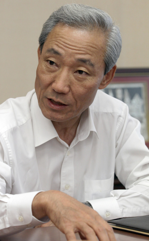 <YONHAP PHOTO-1171> 인터뷰하는 김종훈 (서울=연합뉴스) 도광환 기자 = 김종훈 통상교섭본부장이 21일 정부중앙청사 별관에서 가진 인터뷰를 통해 한미 FTA 비준동의안 처리 문제 등 통상현안에 대한 입장을 말하고 있다. dohh@yna.co.kr/2011-07-21 14:30:03/ <저작권자 ⓒ 1980-2011 ㈜연합뉴스. 무단 전재 재배포 금지.>\r\nSouth Korean Trade Minister Kim Jong-hoon  Yonhap News